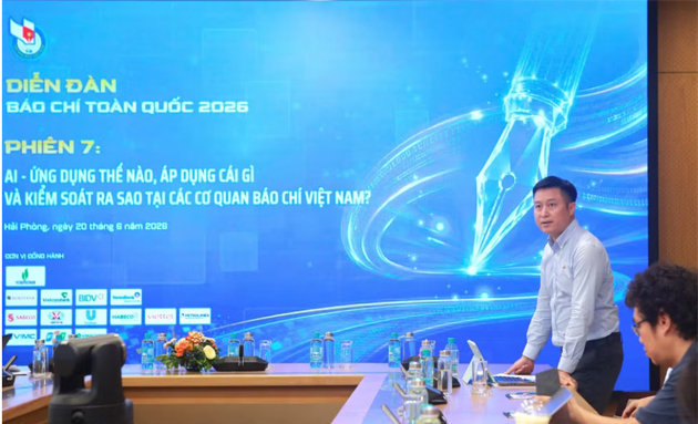 Nhà báo Nguyễn Hoàng Nhật, Phó Trưởng ban Nhân Dân điện tử, Báo Nhân Dân, điều hành phiên thảo luận AI - Ứng dụng thế nào, kiểm soát ra sao tại các tòa soạn Việt Nam? - Ảnh: Đức Bình/ Sức khỏe+