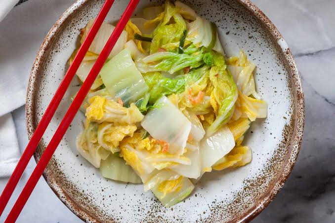 Cải thảo chứa nhiều nước và chất xơ, phù hợp để luộc, hấp, xào hoặc nấu canh...