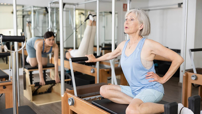 Tập luyện Pilates đều đặn giúp củng cố vùng cơ lõi, ngăn ngừa chứng mất cơ do tuổi tác ở người trên 60 tuổi