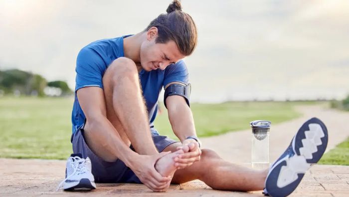 Chuyển sang giày đế carbon đột ngột có thể làm tăng tải trọng lên cơ bắp chân và gân Achilles, dẫn đến nguy cơ đau nhức và chấn thương