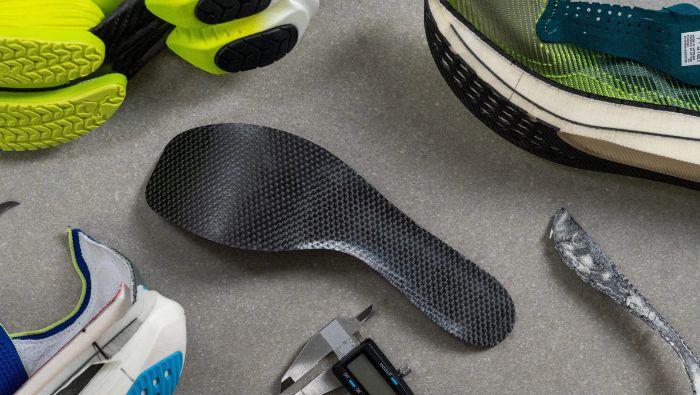 Cấu trúc kết hợp giữa đế giữa đàn hồi và tấm sợi carbon cứng giúp tối ưu hóa lực đẩy khi chạy