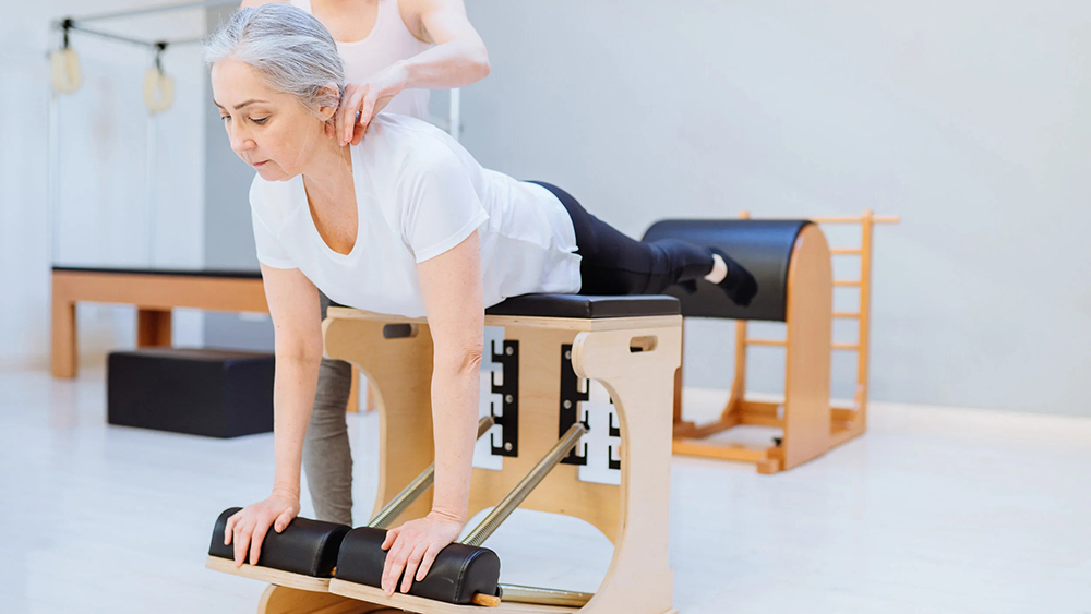 người cao tuổi có thể trải nghiệm các thiết bị tập Pilates dưới sự hỗ trợ của huấn luyện viên