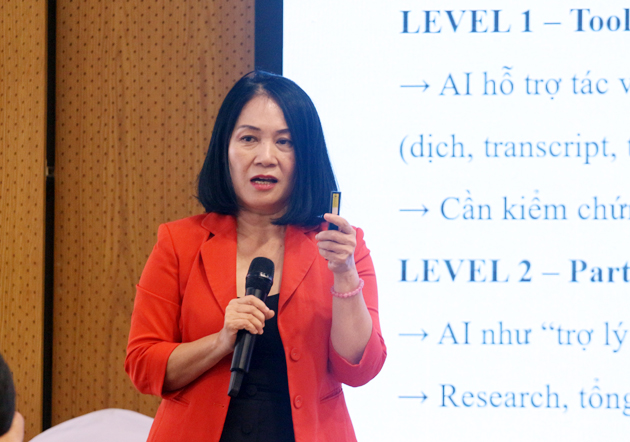 bà Tạ Bích Loan, Giảng viên Khoa Truyền thông và Văn hóa đối ngoại, Học viện Ngoại giao, nhà sáng lập của Media AI Lab, lo ngại sự phát triển của AI kéo theo một nguy cơ phóng viên lười suy nghĩ, lười viết - Ảnh: Đức Bình/Sức khỏe+ 
