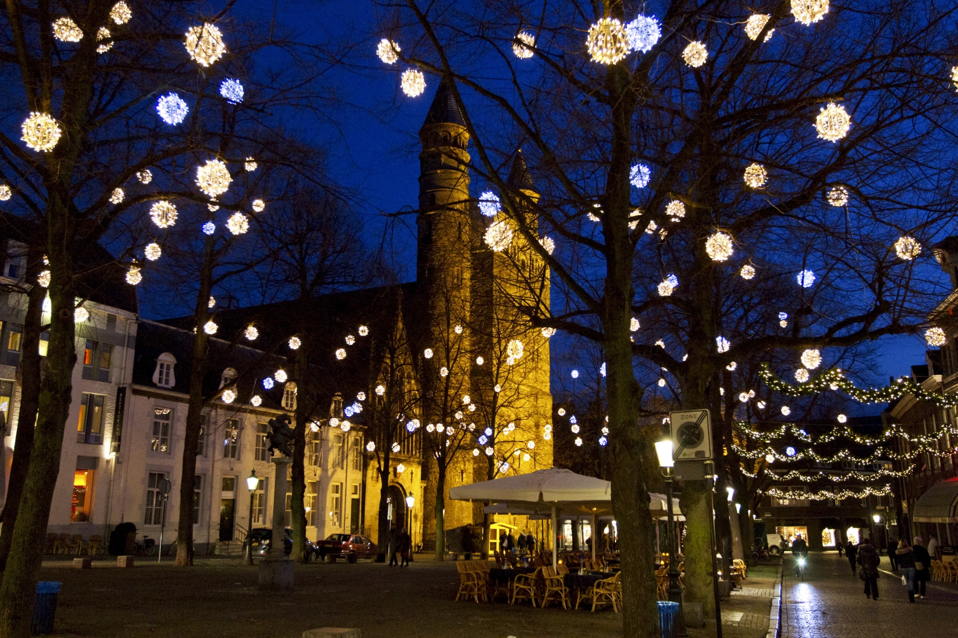 Ánh đèn về đêm tại quảng trường Onze Lieve Vrouweplein ở thành phố Maastricht - Ảnh: visitmaastricht.com