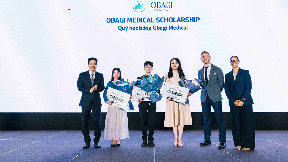 Ông Chris Driver - Chủ tịch Waldencast khu vực Châu Á - Thái Bình Dương, bà Saykon Dee - Giám đốc Phát triển Sản phẩm Obagi Medical toàn cầu, và PGS. TS. BS. Lê Hữu Doanh - Giám đốc Bệnh viện Da liễu Trung ương trao học bổng cho 3 bác sĩ nội trú