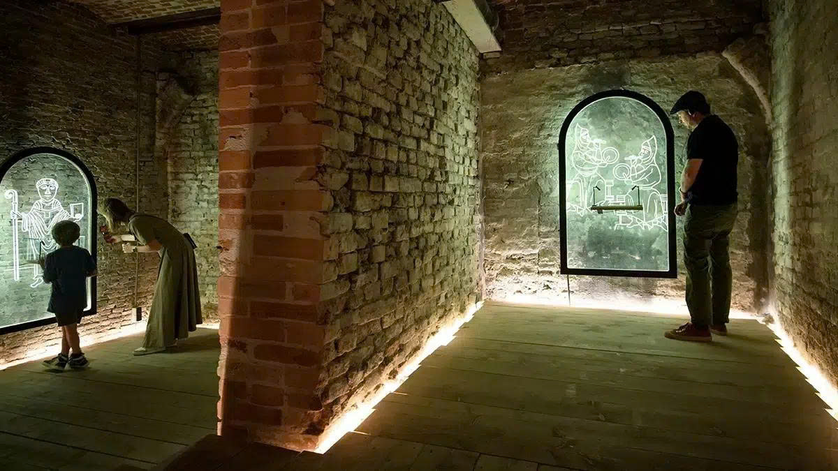 Bên trong khu di tích Paleis Lofen - Ảnh: cls-led.com