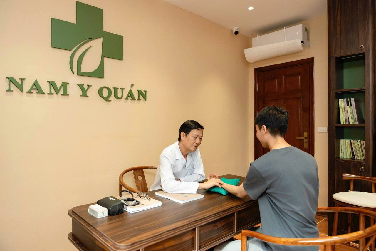 Bác sĩ Nguyễn Xuân Trực là người dẫn dắt chuyên môn tại Nam Y Quán, xây dựng và ứng dụng hệ thống Nam Y Tứ Thể™ vào chăm sóc sức khỏe chủ động