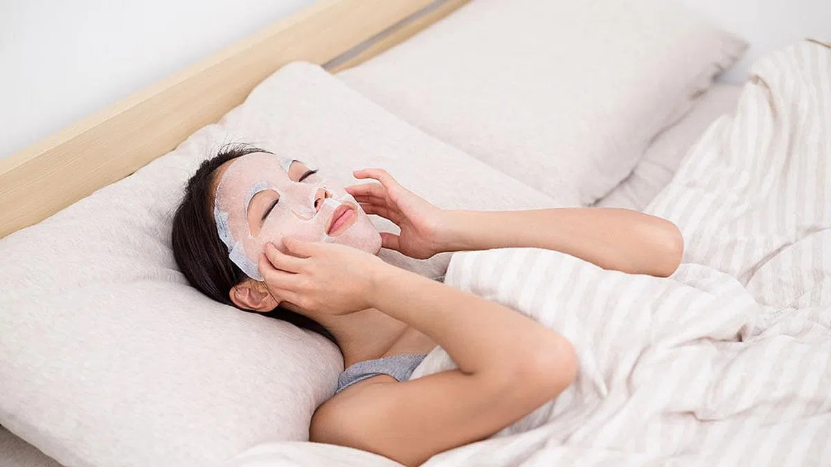 Thoa kem dưỡng ẩm kết cấu dày hoặc đắp mặt nạ ngủ để sở hữu làn da mịn màng vào buổi sáng
