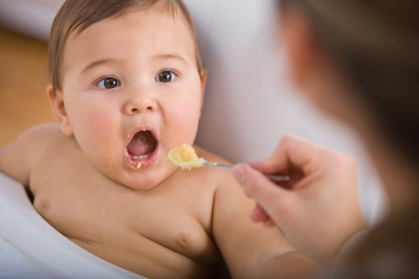 Theo đó, cha mẹ có thể cho bé ăn dặm với lòng đỏ trứng tử khi 6 tháng tuổi.