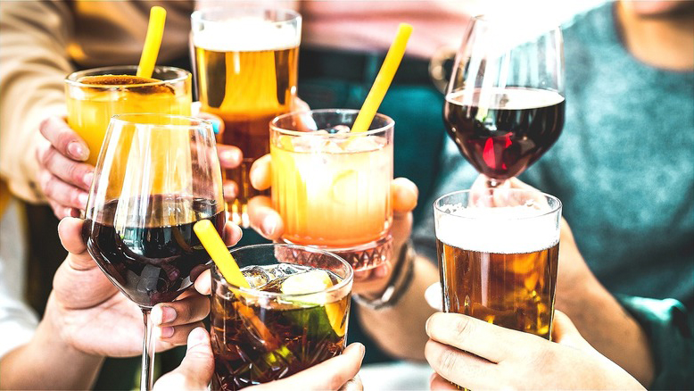 Uống rượu bia vào buổi tối làm giãn mạch máu và tích nước, khiến gương mặt trông mệt mỏi