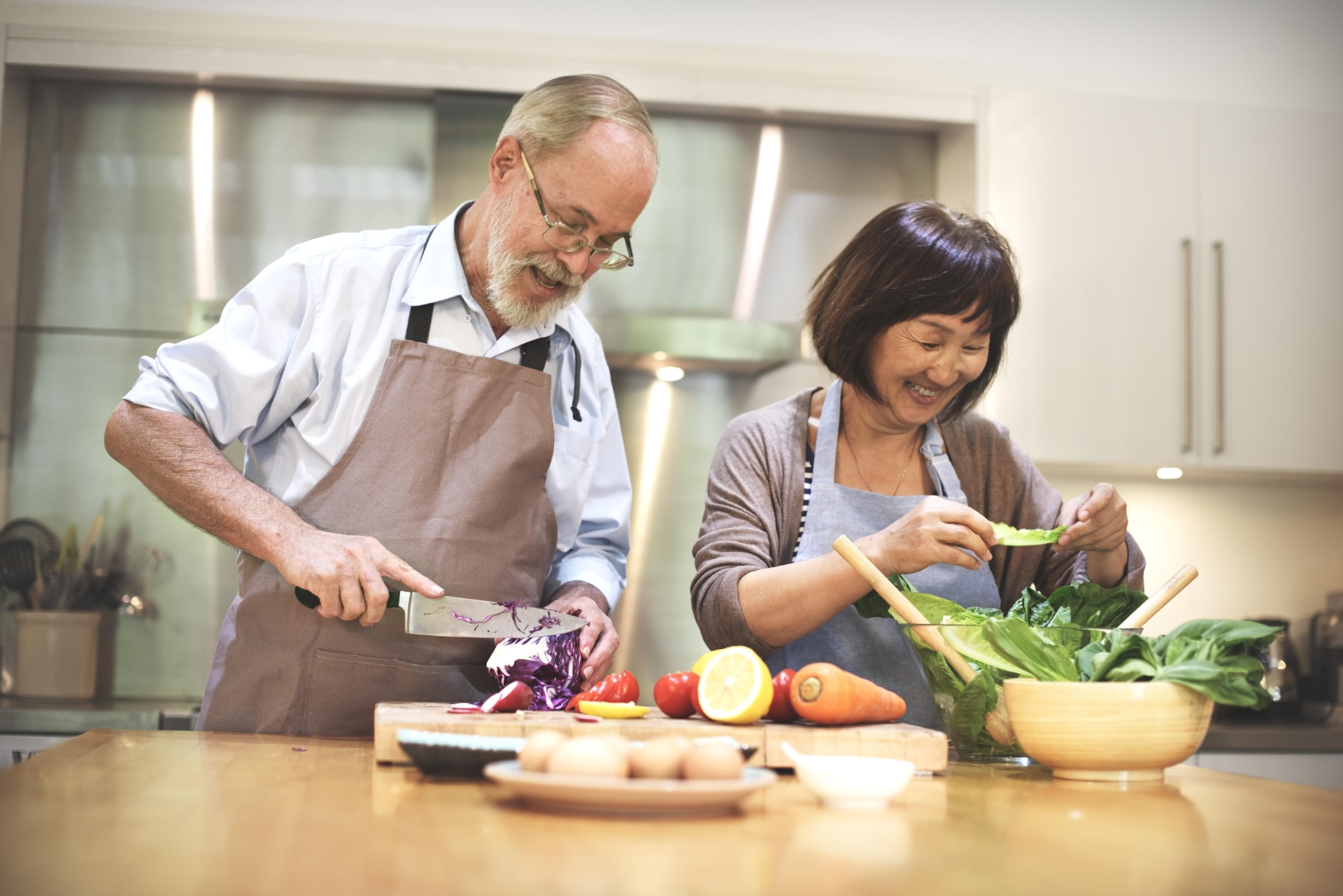 Người lớn tuổi nên lựa chọn thực phẩm tươi, ít qua chế biến trong bữa ăn hằng ngày