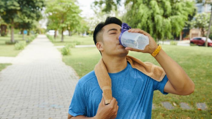 Uống đủ nước giúp làm giảm nồng độ acid uric và bôi trơn các khớp