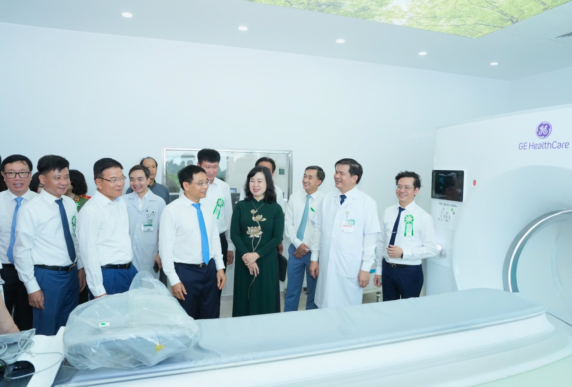 Các đại biểu tham quan cơ sở vật chất tại Bệnh viện Bạch Mai cơ sở Ninh Bình - Ảnh: Thế Anh/Sức Khỏe+