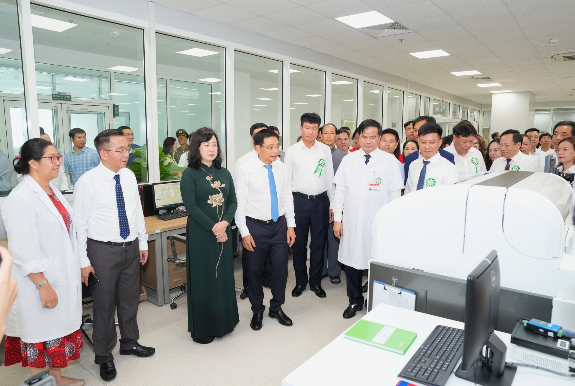Các đại biểu thăm tham quan cơ sở vật chất tại Bệnh viện Bạch Mai cơ sở Ninh Bình - Ảnh: Thế Anh/Sức Khỏe+