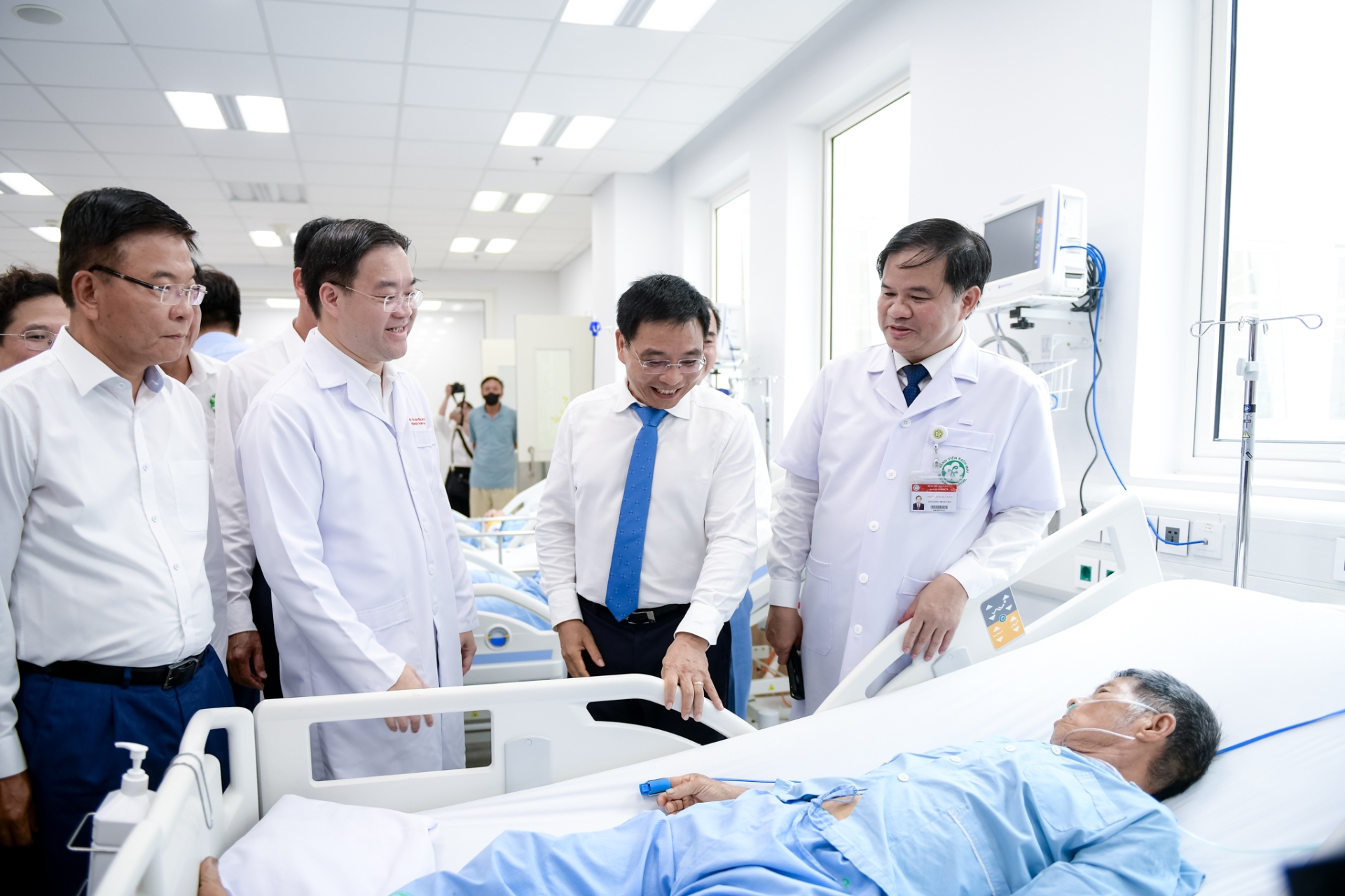 Các đại biểu thăm hỏi bệnh nhân đến khám tại Bệnh viện Bạch Mai cơ sở Ninh Bình trong ngày khai trương - Ảnh: Thế Anh/Sức Khỏe+