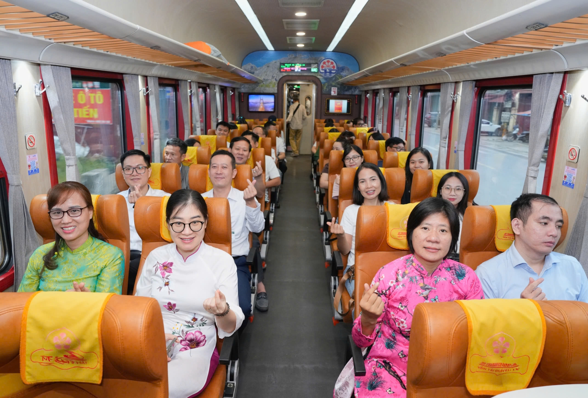 Trên chuyến tàu đầu tiên có hơn 500 bác sĩ đến làm việc tại Bệnh viện Bạch Mai cơ sở Ninh Bình - Ảnh: Thế Anh/Sức Khỏe+