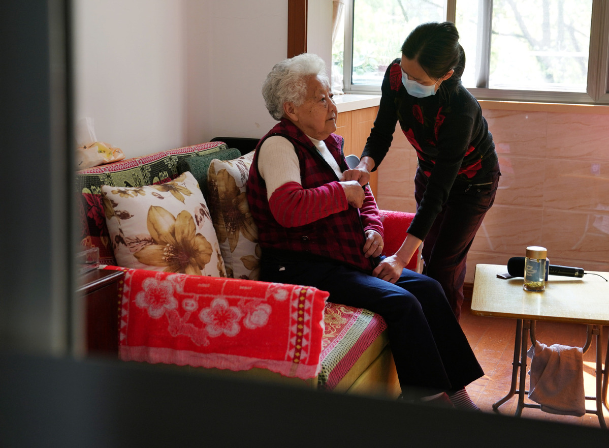 Người cao tuổi được nhân viên chăm sóc hỗ trợ tại khu dân cư ở Trung Quốc - Ảnh: Tân Hoa Xã