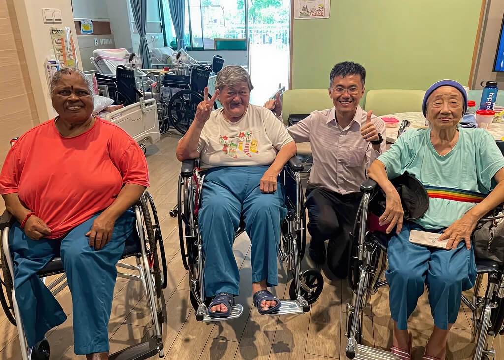 Người cao tuổi tham gia hoạt động cùng tình nguyện viên tại Singapore - Ảnh: MWS