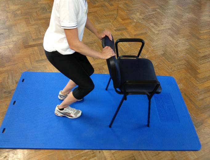 Bài tập mini squat nông giúp khớp gối thích nghi với áp lực một cách an toàn tại nhà