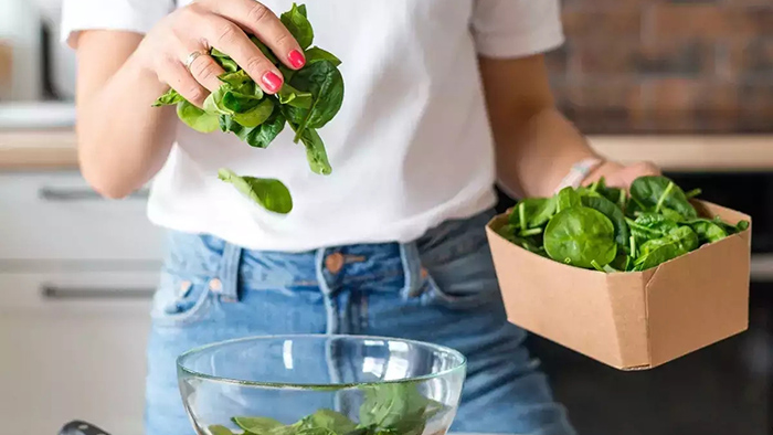 Bổ sung thực phẩm giàu sắt như rau chân vịt giúp nuôi dưỡng nang tóc khỏe mạnh