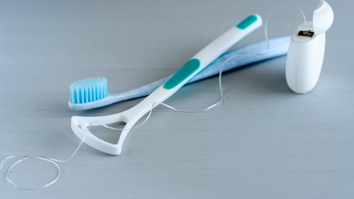 Loại bỏ mảng bám và tưa lưỡi là giải pháp cốt lõi để ngăn ngừa mùi hôi miệng