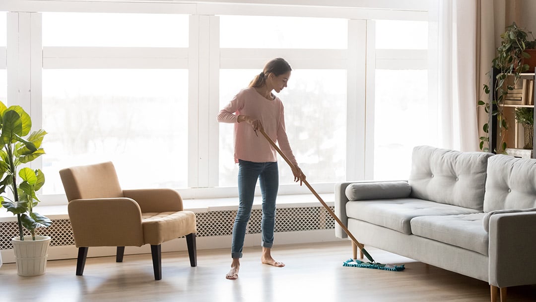 Dành 10 phút mỗi ngày dọn dẹp, sắp xếp nhà cửa để không gian luôn gọn gàng, ngăn nắp 