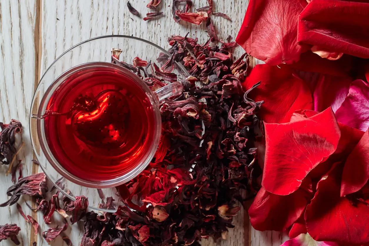 Atiso đỏ (hibiscus), hoa cúc La Mã, hoa hồng... thường được dùng trong các sản phẩm giúp giảm căng thẳng, thư giãn