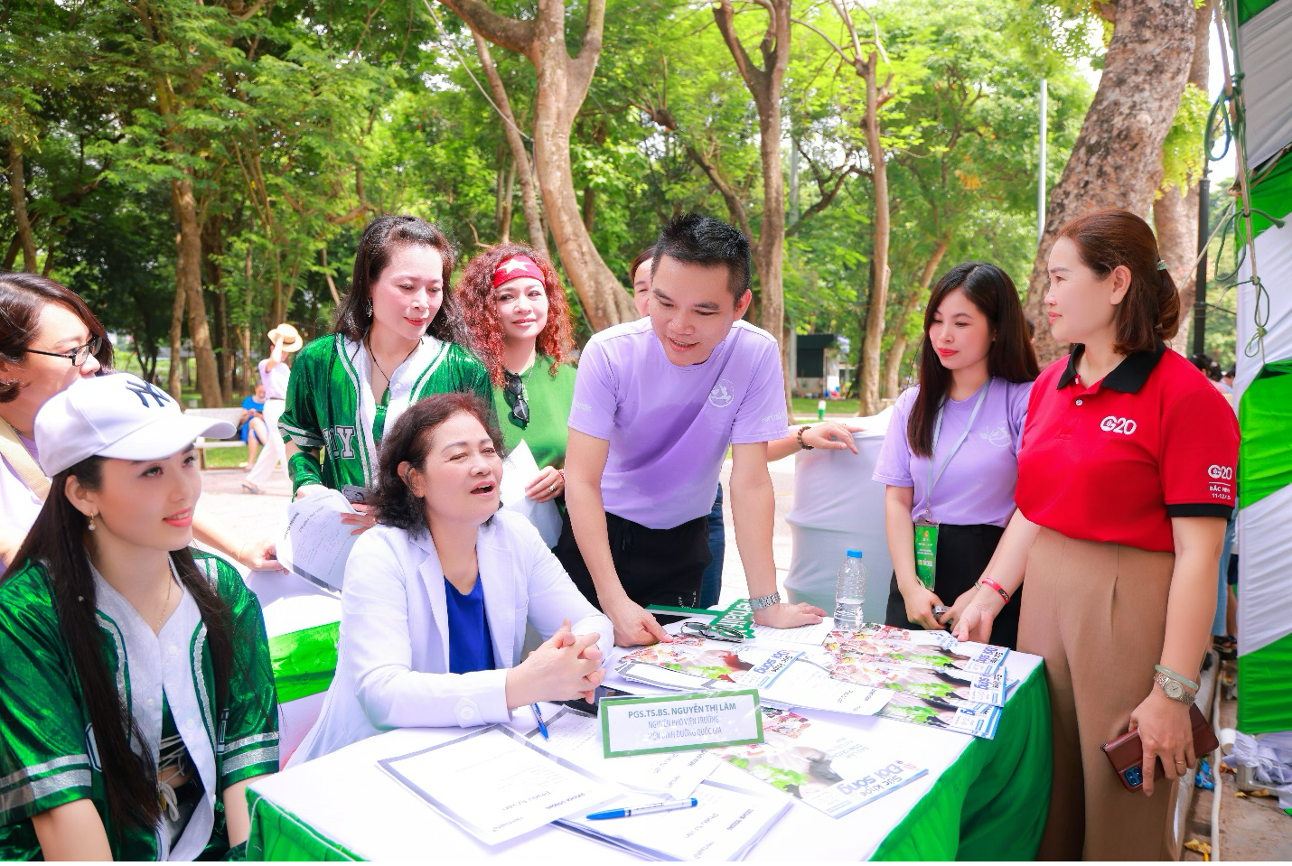 Ông Vũ Văn Thắng, Tổng Giám đốc Herbalife Việt Nam và Campuchia cùng chuyên gia dinh dưỡng và các Thành viên độc lập thuộc Herbalife 