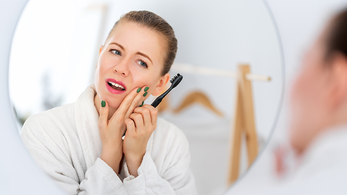 Sử dụng kem đánh răng chuyên dụng khi răng thường xuyên ê buốt