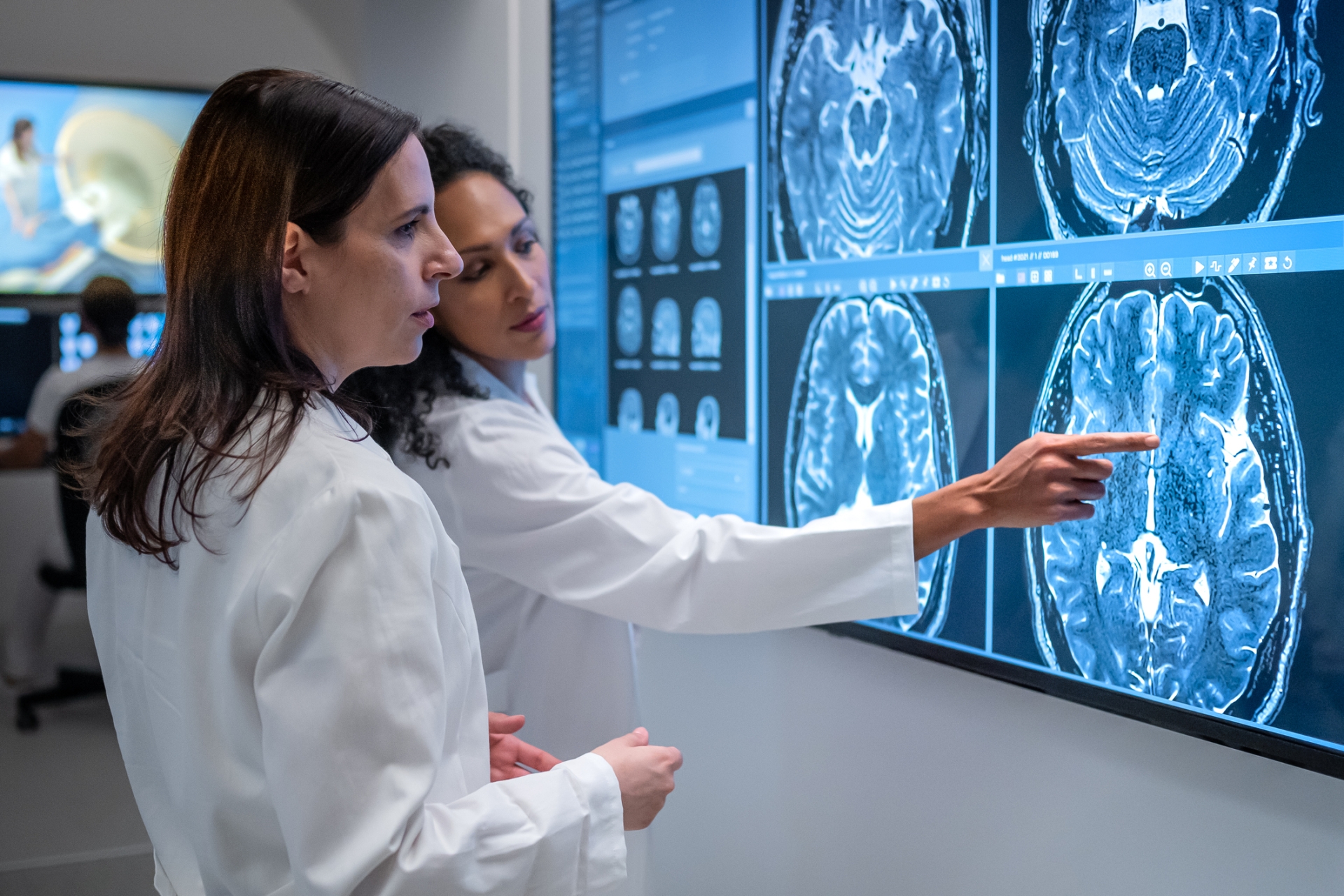 nghiên cứu đánh giá vai trò của nguồn nhân lực trong chăm sóc và điều trị ung thư - Ảnh: Ezra Scan