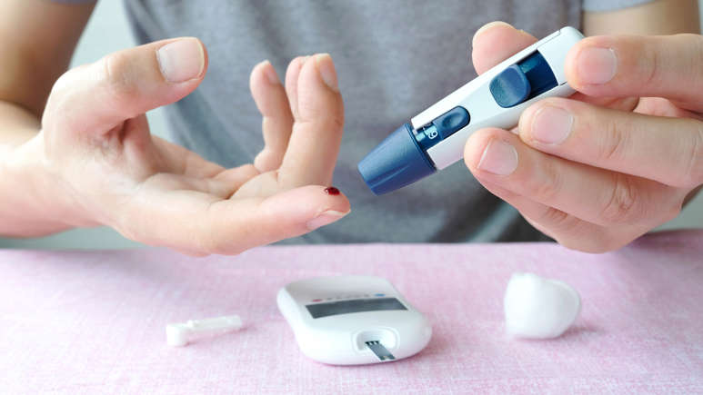 Kiểm tra đường huyết và xét nghiệm chỉ số HbA1c để phát hiện nguy cơ tiền đái tháo đường ở nam giới bước sang tuổi 40