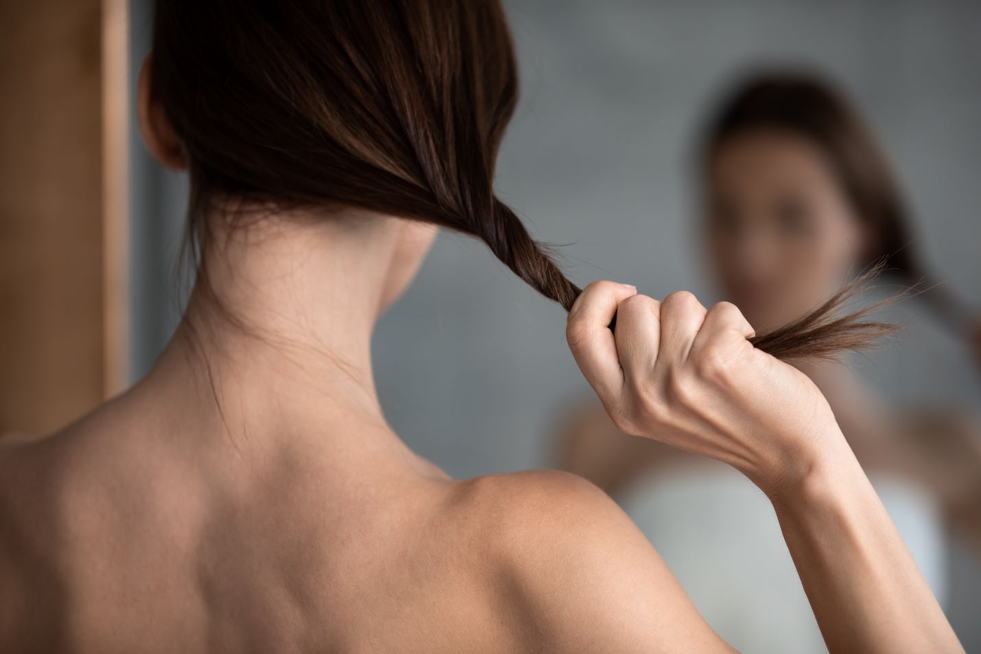 Lão hóa, thay đổi nội tiết và cách chăm sóc tóc đều có thể khiến tóc mỏng, dễ xẹp