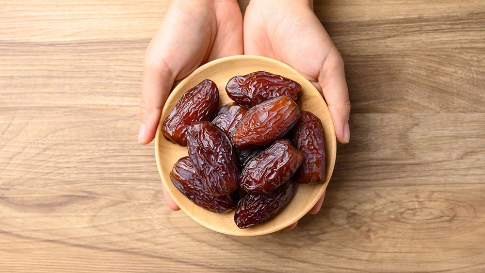 Quả chà là chứa hàm lượng carbohydrate cao, thích hợp cho người cần phục hồi nhanh chóng