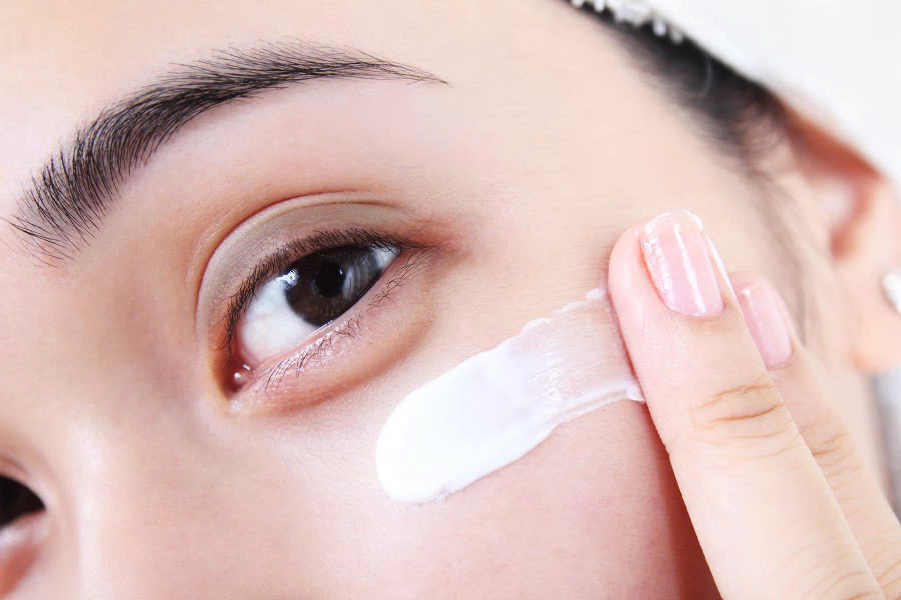 Vùng da quanh mắt cần được chăm sóc phù hợp để hạn chế tình trạng khô, xỉn màu