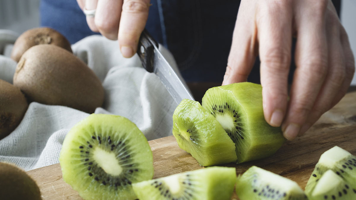Chất xơ trong kiwi có khả năng giữ nước cực tốt, giúp làm mềm phân và hỗ trợ tiêu hóa