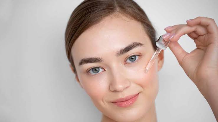 Serum chứa vitamin C hỗ trợ cải thiện sắc tố và giúp da sáng khỏe hơn