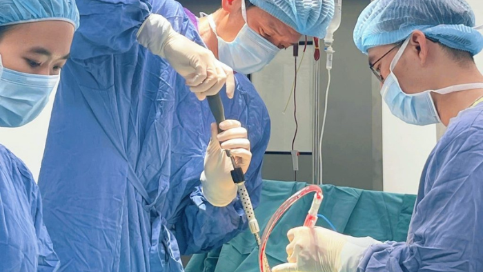 Phối hợp đa chuyên khoa cấp cứu người bệnh đa chấn thương nguy kịch ngay trong đêm trực đầu tiên tại Bệnh viện Hữu nghị Việt Đức cơ sở Ninh Bình - Ảnh: benhvienvietduc.org.