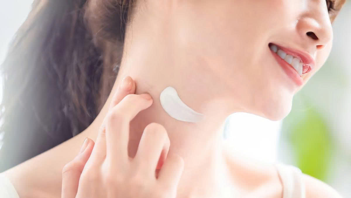 Thoa kem chống nắng và dưỡng ẩm hằng ngày giúp bảo vệ da hiệu quả