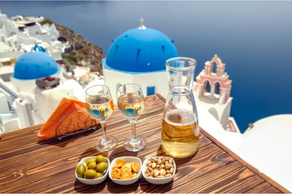 Ẩm thực tại Santorini mang những nét đặc trưng của vùng Địa Trung Hải - Ảnh: Pinterest 