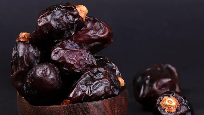 Ngoài anthocyanin, chà là đen còn cung cấp nhiều dưỡng chất quý giá khác như chất xơ