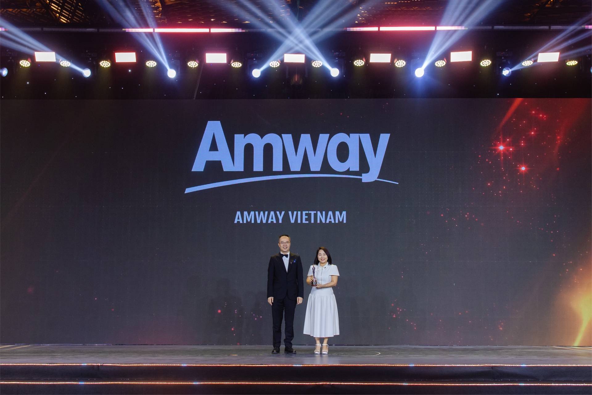 Bà Lê Thị Kim Hoa, Giám đốc Nhân sự Amway Việt Nam nhận giải thưởng từ ban tổ chức