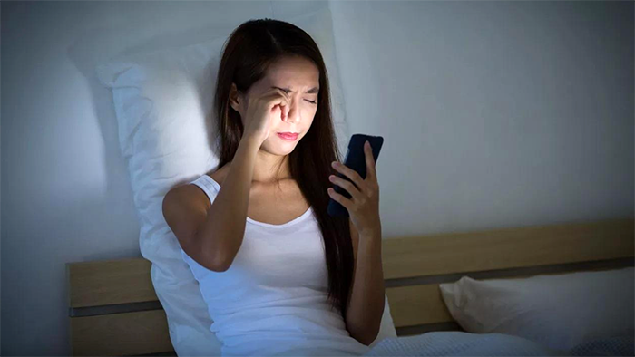 Nhìn điện thoại quá gần dưới 30cm làm cơ thể mi co thắt, gây mỏi mắt và mất ngủ