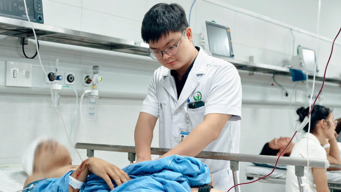 Bệnh viện Hữu nghị Việt Đức  triển khai cấp cứu, hồi sức và phẫu thuật sau vụ tai nạn ô tô khách lao khỏi cao tốc Pháp Vân – Cầu Giẽ - Ảnh: BVCC.