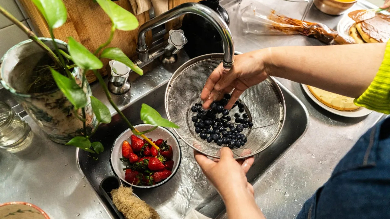 Quả mọng như dâu tây, việt quất nên xoa nhẹ dưới vòi nước chảy để tránh làm dập nát