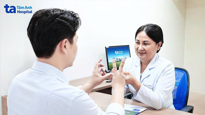 TS.BS Nguyễn Thị Minh Đức thăm khám, đánh giá khả năng vận động của người bệnh - Ảnh: Bệnh viện Đa khoa Tâm Anh