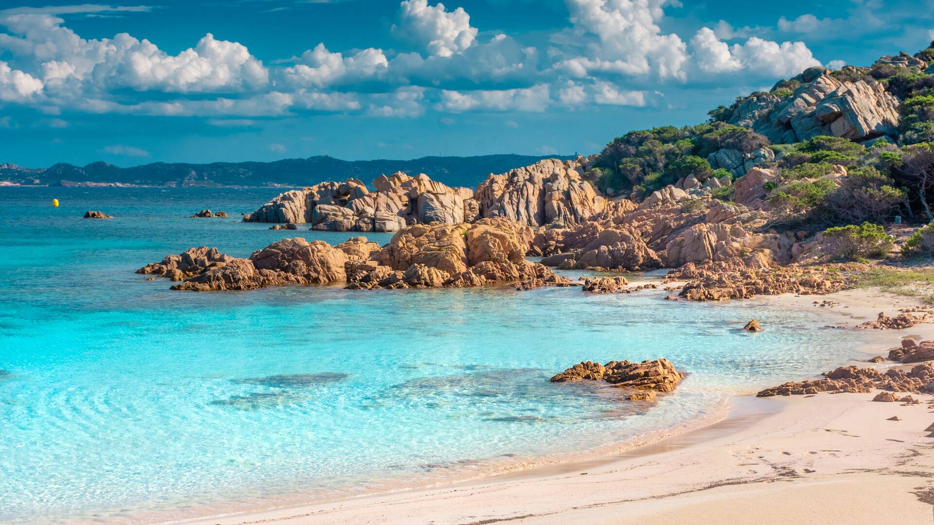 Vẻ đẹp yên bình của đảo Sardinia (Italy), nơi có tỷ lệ người sống thọ thuộc hàng cao nhất châu Âu - Ảnh: homeinitaly.com
