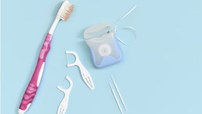 Chải răng đúng cách bằng bàn chải lông mềm giúp ngăn ngừa chảy máu chân răng tại nhà