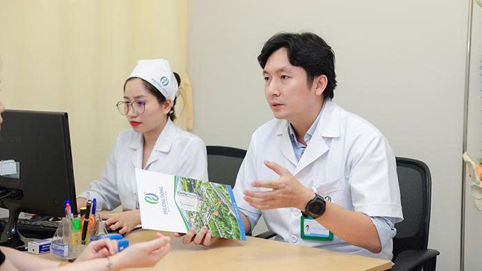 ThS.BS Đoàn Dư Mạnh, Phó Giám đốc Trung tâm Tim mạch và Đột quỵ Quốc tế Phương Đông trong một buổi thăm khám cho bệnh nhân - Ảnh: Bệnh viện Đa khoa Phương Đông