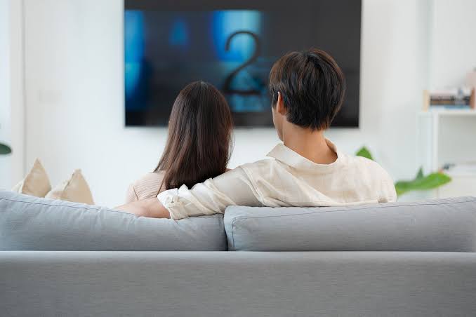 Mỗi giờ ngồi liên tục xem TV có thể làm tăng thêm khoảng 9–10% nguy cơ tử vong do ung thư