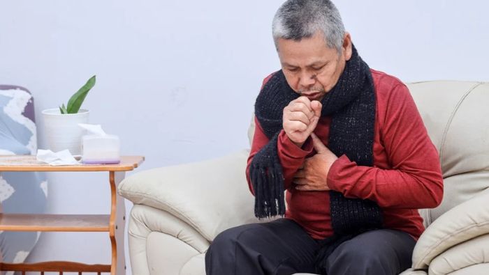 Người cao tuổi và người có bệnh nền là nhóm đối tượng dễ gặp biến chứng nguy hiểm do viêm phổi đi bộ